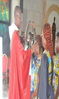 CONFIRMATION DES ENFANTS ET ADULTES DES DOYENNE BERNARD GOUEL ET RAYMOND HALTER AU SANCTUAIRE MARIAL NATIONAL D’ABIDJAN